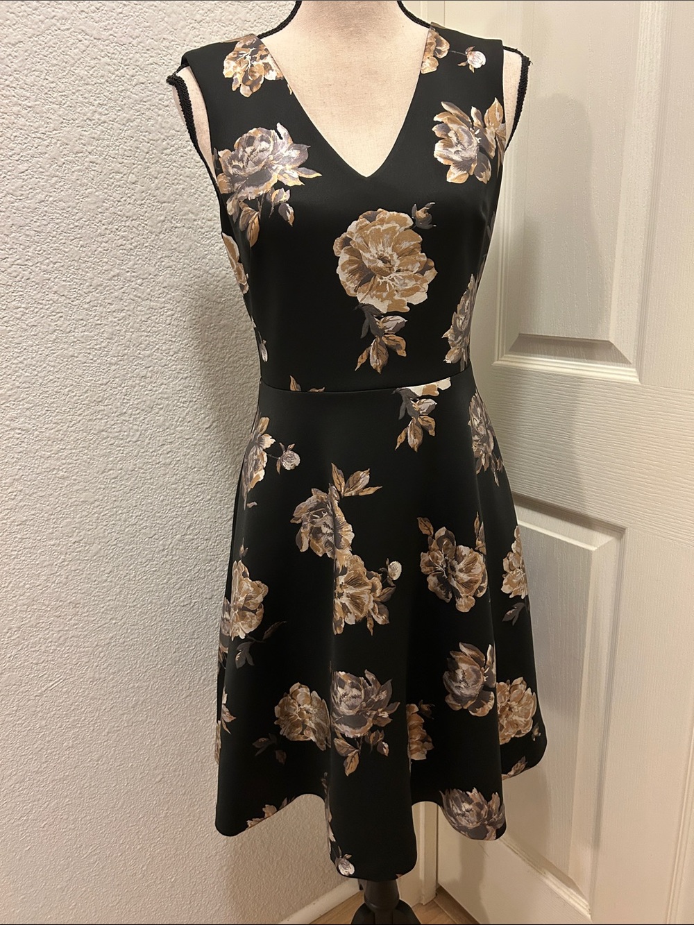 NWT White House Black Market Black Floral V-Neck Fit & Flare Dress, 2